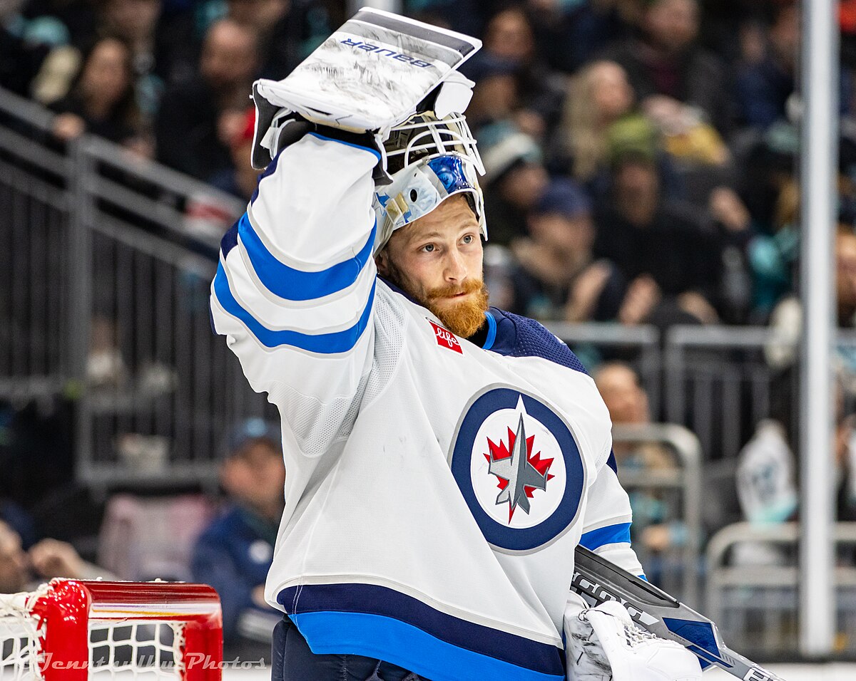 SHOCKING: Winnipeg Jets Star signs with Toronto Maple Leafs.