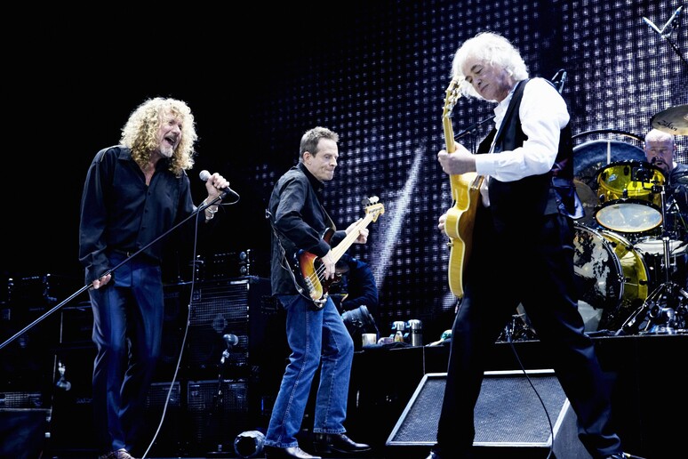 SAD MOMENT: One of Led Zeppelin star collapse on stage while…