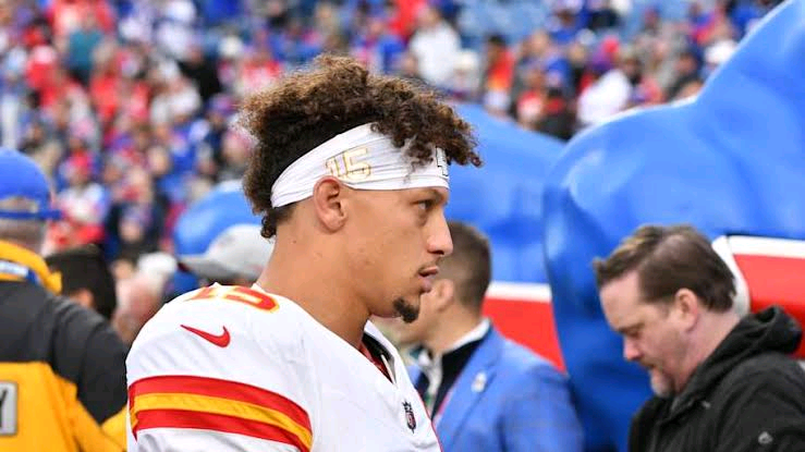 UNBELIEVABLE: Mahomes is hungover or smoked a fat blunt before the game… See more.. 200wo