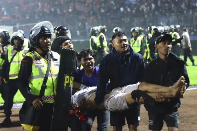 NOTICIAS PELIGROSAS: El estadio de los Dodgers está en llamas y 300 fanáticos fueron trasladados al hospital en este momento…